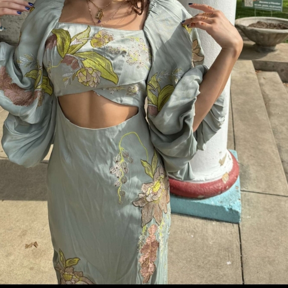 Embroidered dress - Picture 8 of 8